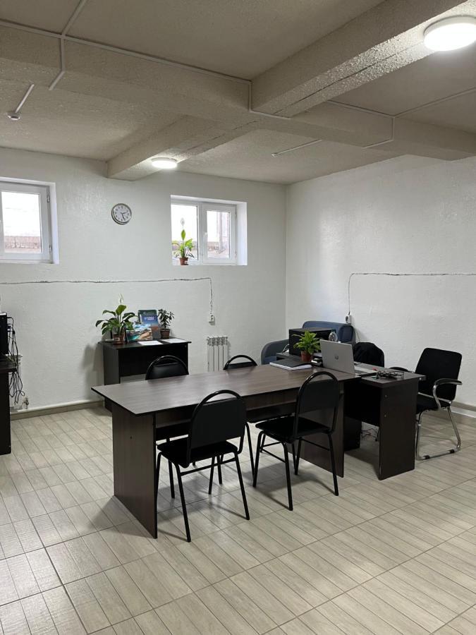Nomad Inn Bishkek Ngoại thất bức ảnh